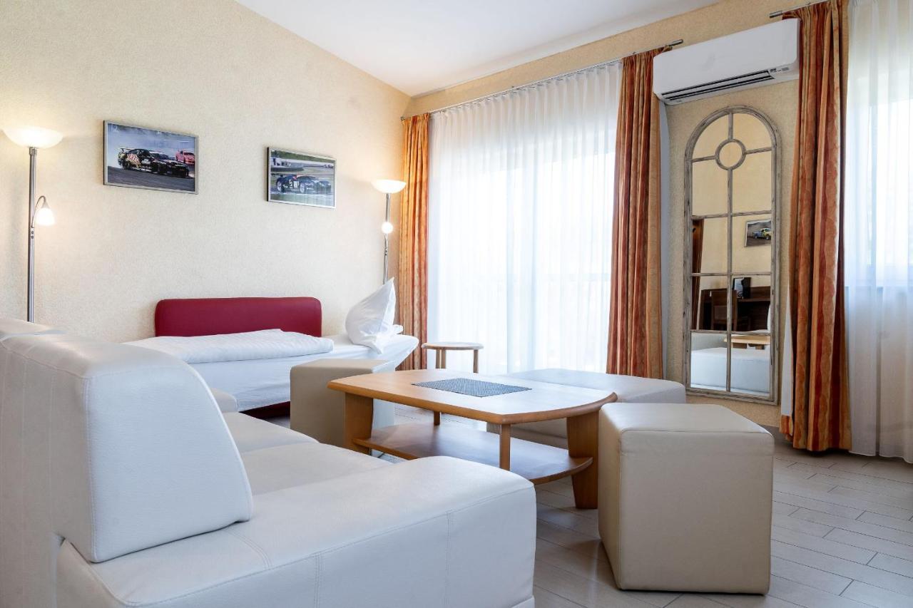 Land-Gut-Hotel Am Ring Meuspath Kültér fotó