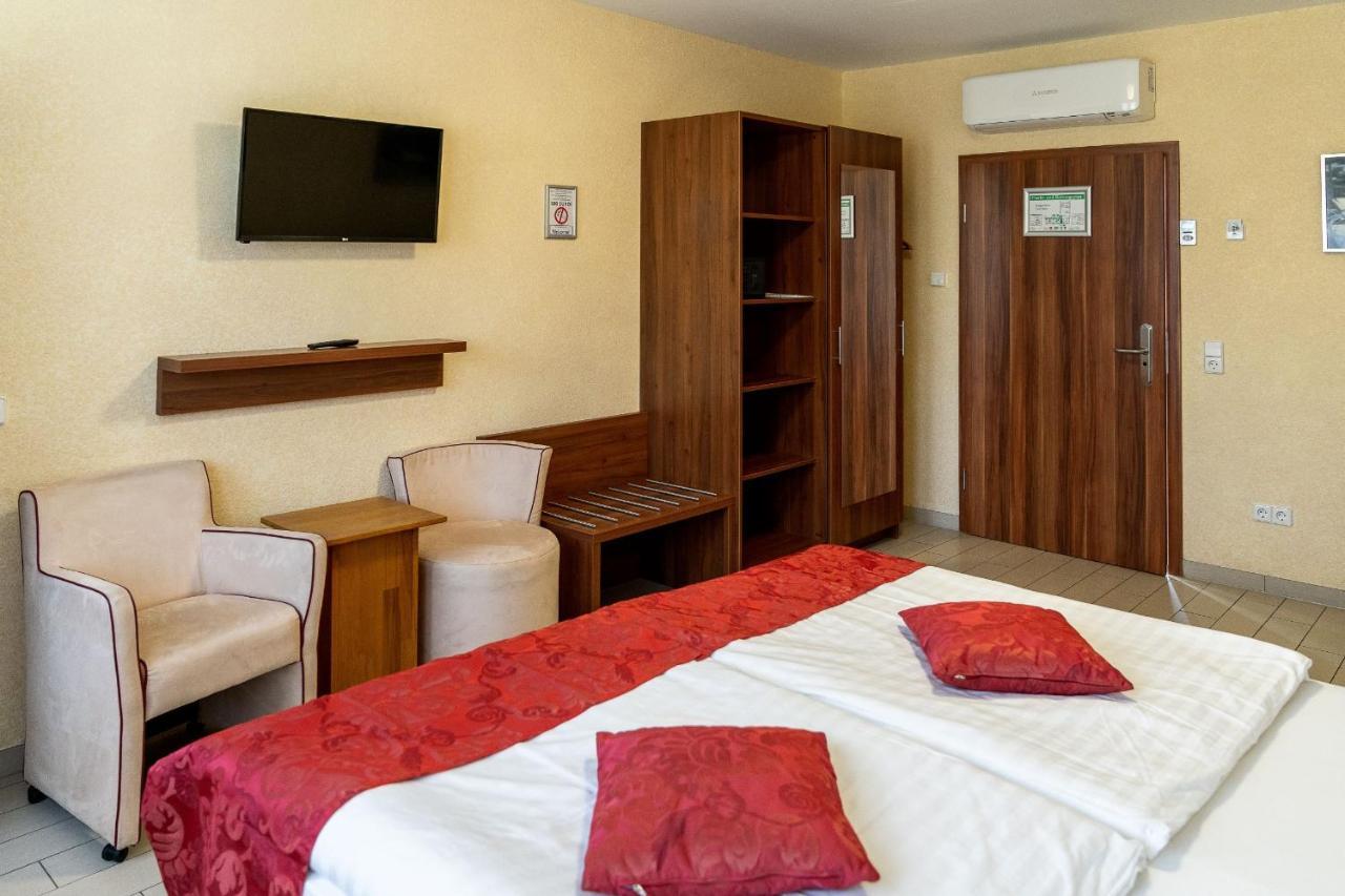 Land-Gut-Hotel Am Ring Meuspath Kültér fotó